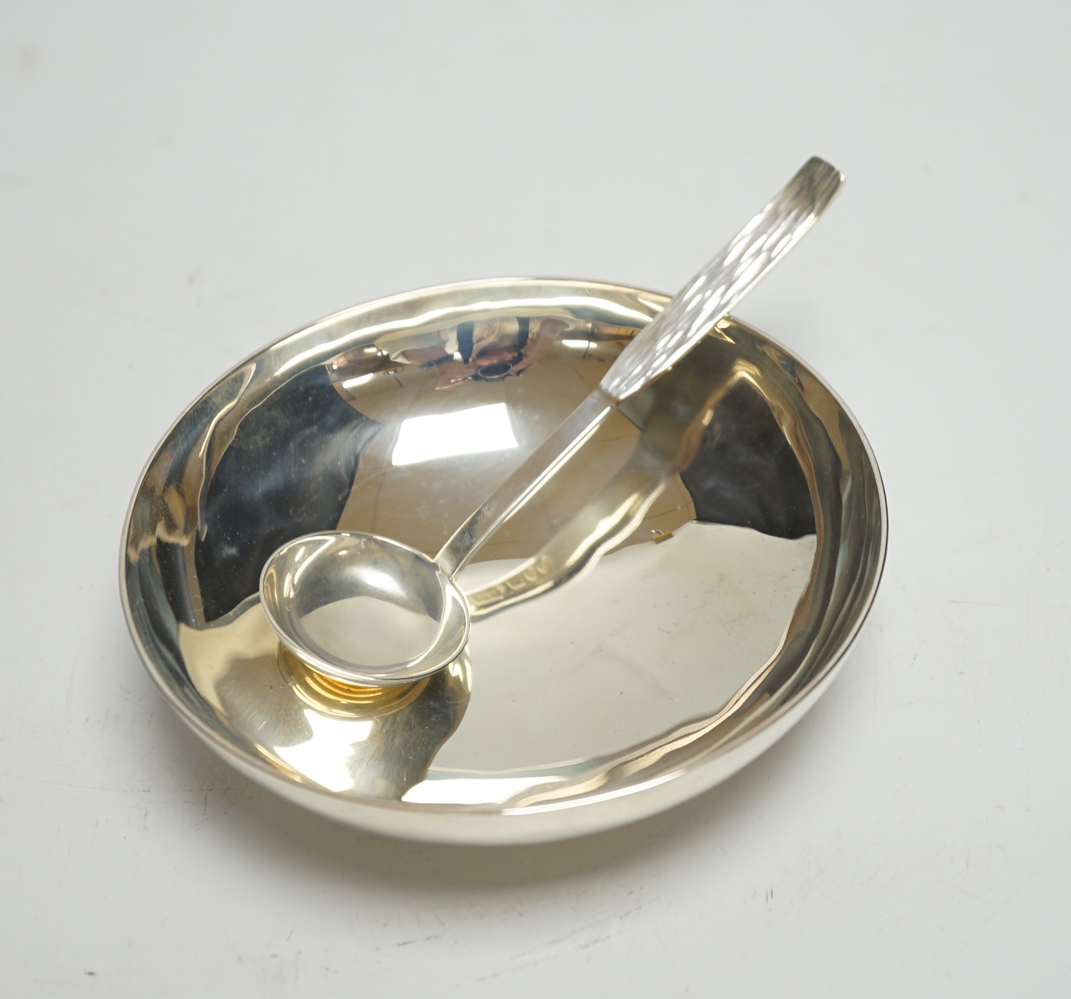 An Elizabeth II Anthony Hawksley silver bowl and spoon, London, 1877/8, bowl diameter 11.4cm, 7.2oz.